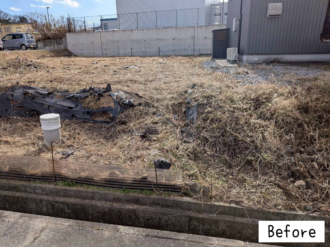 砂利敷と防草シート施工で駐車場に整備02