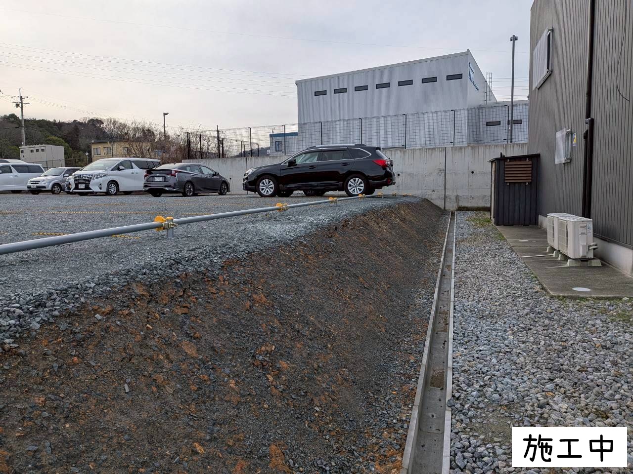 砂利敷と防草シート施工で駐車場に整備08