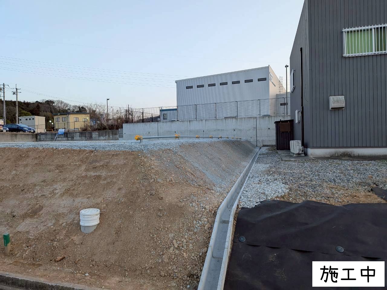砂利敷と防草シート施工で駐車場に整備06