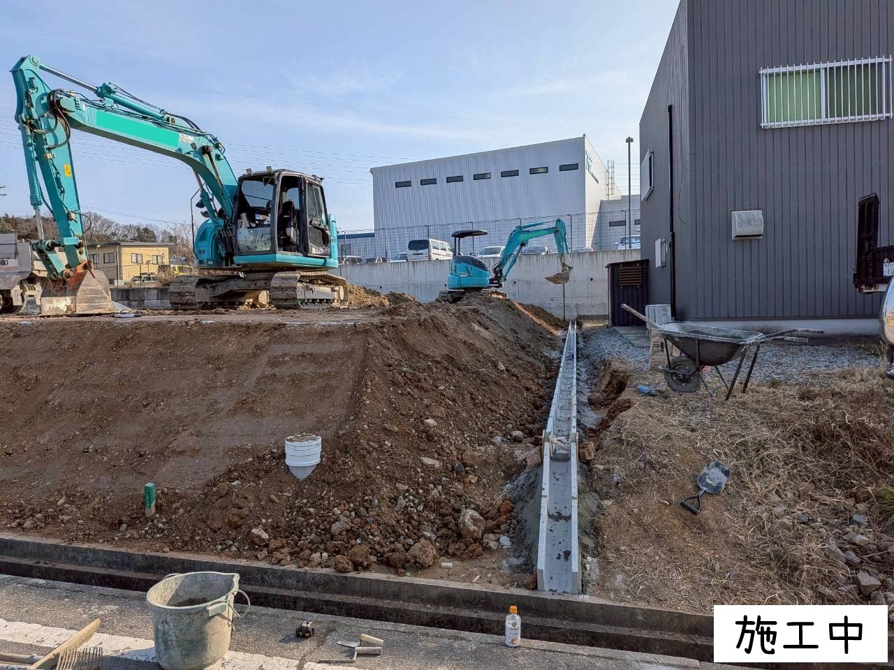 砂利敷と防草シート施工で駐車場に整備04