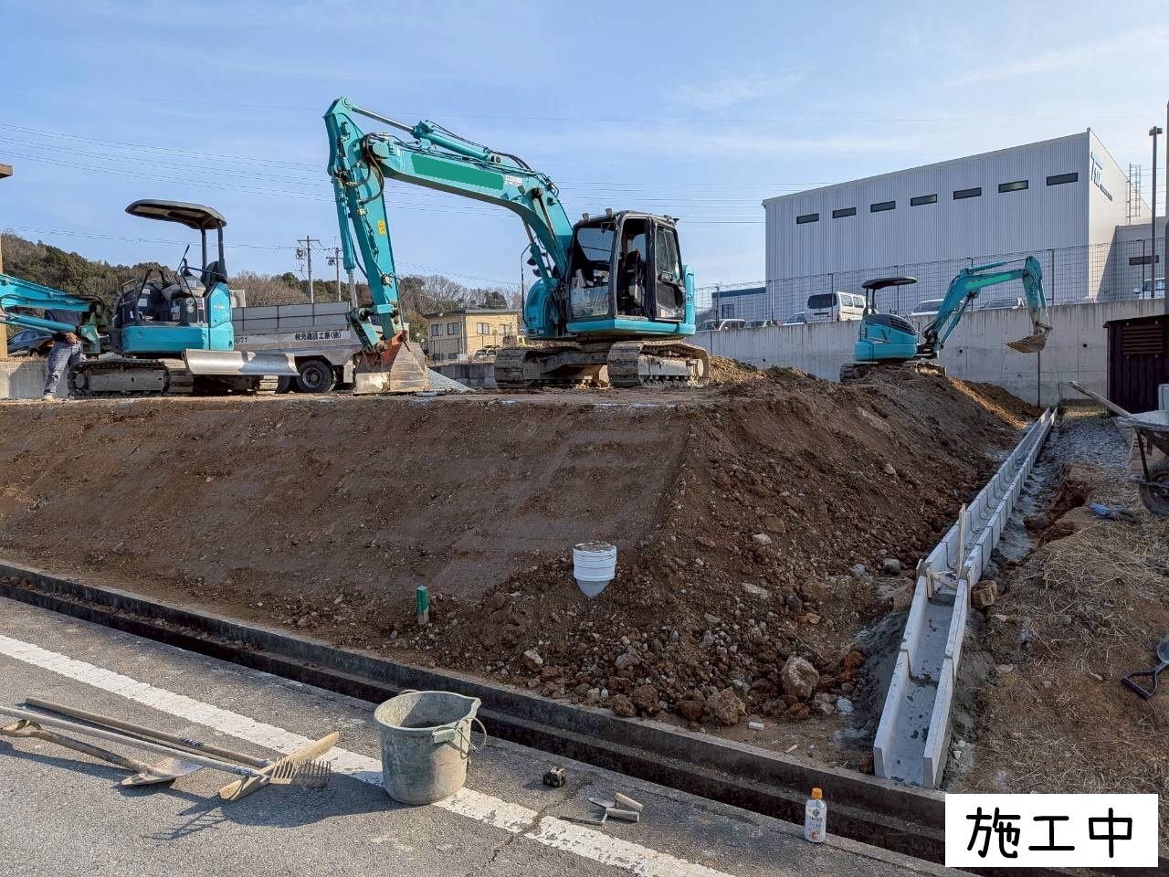 砂利敷と防草シート施工で駐車場に整備05