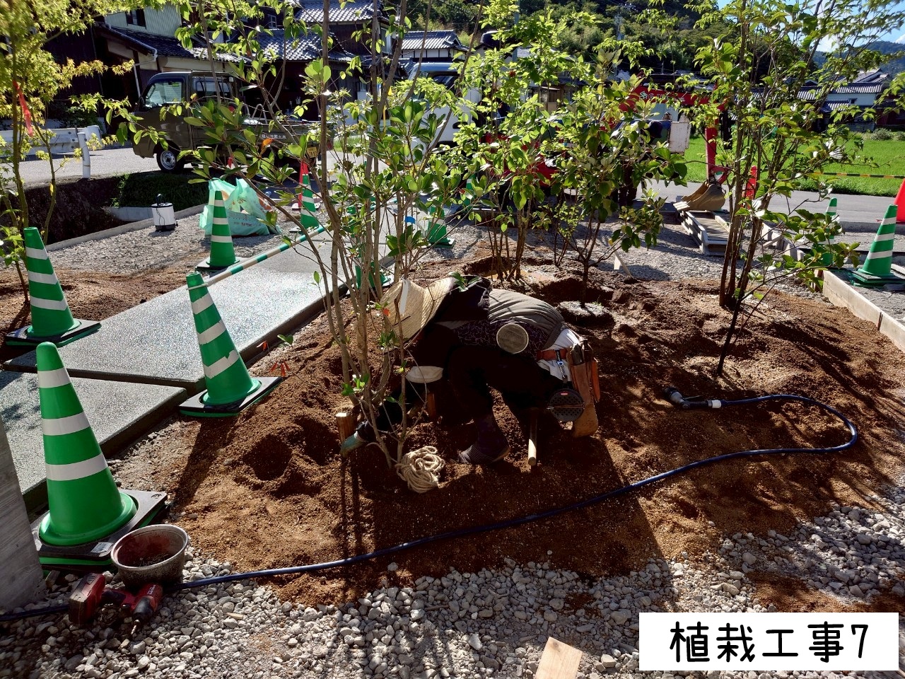 敷地を活かし、緑とデザインがめぐる美しい外構へ03