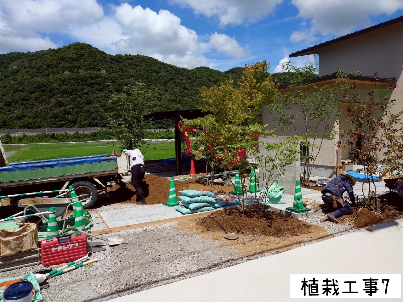敷地を活かし、緑とデザインがめぐる美しい外構へ04