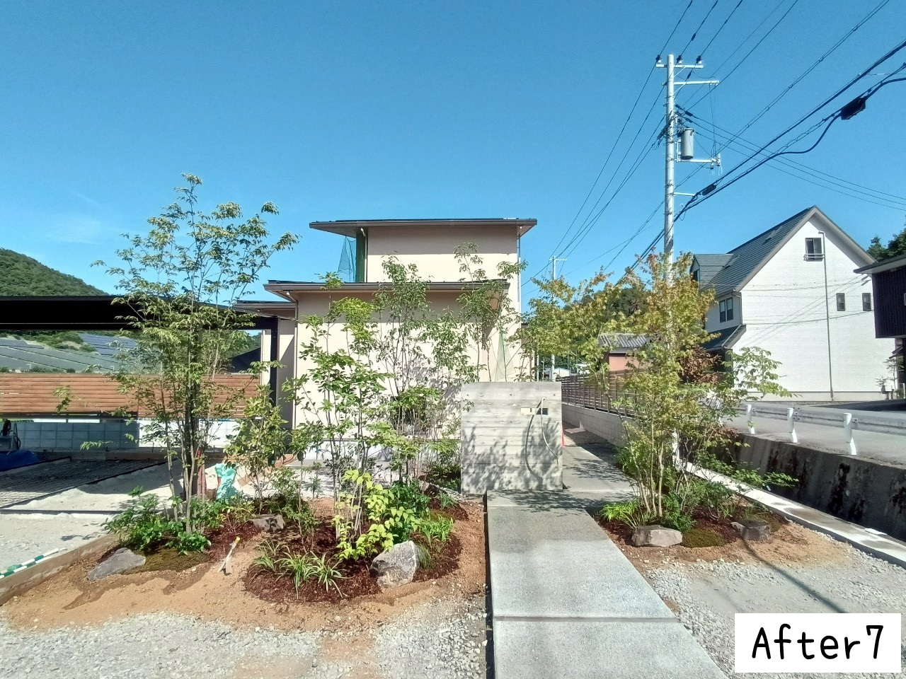 敷地を活かし、緑とデザインがめぐる美しい外構へ05